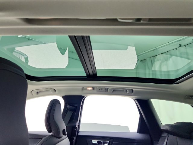 New 2026 Volvo XC60 B5 Plus w/ Protection Package Premier AWD/4WD image 18