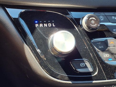 Used 2025 Chrysler Pacifica Select image 9