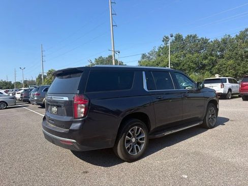 Used 2022 Chevrolet Suburban LT w/ Luxury Package RWD image 5