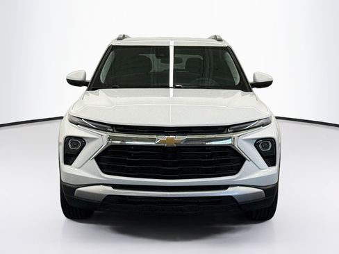 Used 2025 Chevrolet TrailBlazer LT FWD image 2