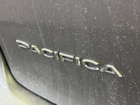 Used 2020 Chrysler Pacifica Touring-L image 9