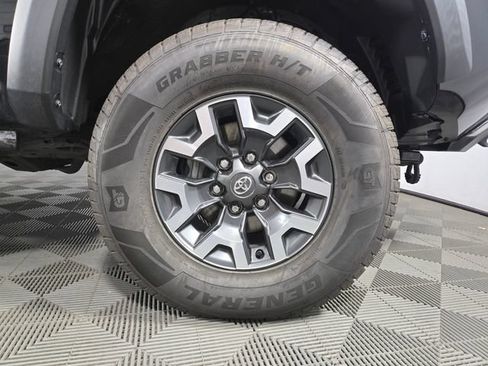 Used 2022 Toyota Tacoma TRD Off-Road w/ TRD Premium Off Road Package AWD/4WD image 12