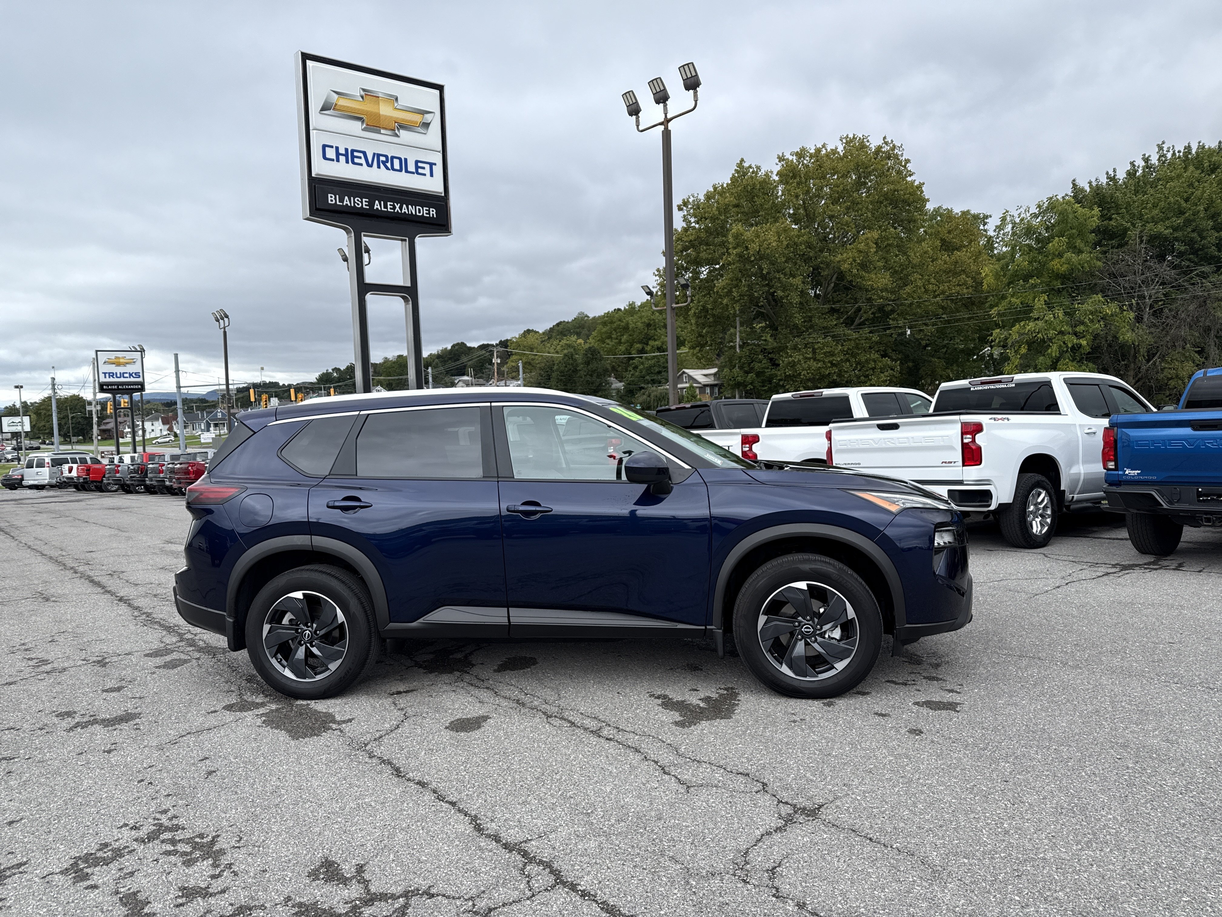 Used 2026 Nissan Rogue SV w/ SV Premium Package AWD/4WD image 2