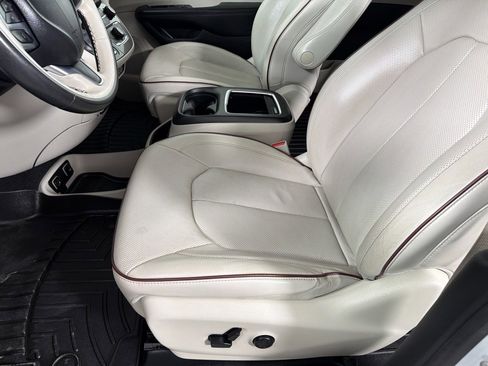 Used 2020 Chrysler Pacifica Limited FWD image 11