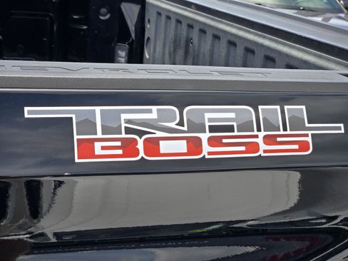 Used 2019 Chevrolet Silverado 1500 LT Trail Boss w/ Convenience Package AWD/4WD image 12