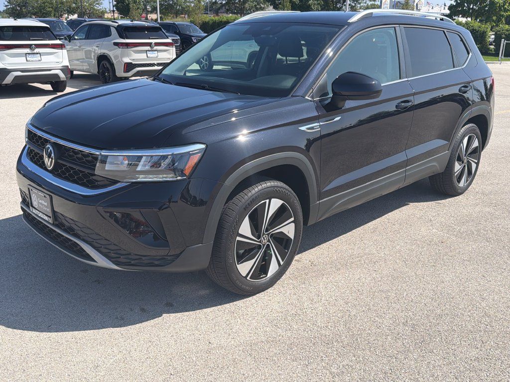 Used 2024 Volkswagen Taos SE AWD/4WD image 3