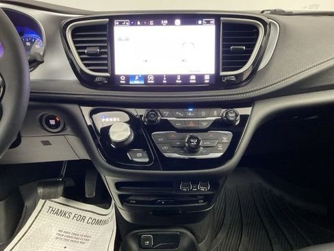 Used 2022 Chrysler Pacifica Touring-L w/ Uconnect Theater Family Group image 15