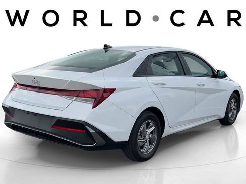 Certified 2025 Hyundai Elantra SE image 3