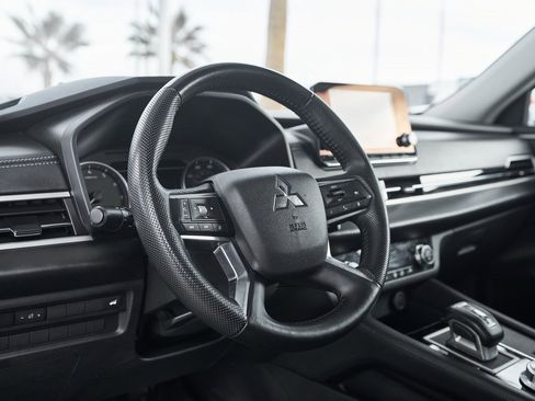 Used 2023 Mitsubishi Outlander SE image 21