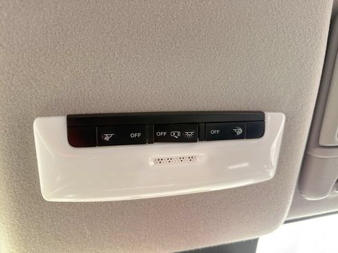 Used 2025 Nissan Versa S w/ Trunk Package FWD image 19