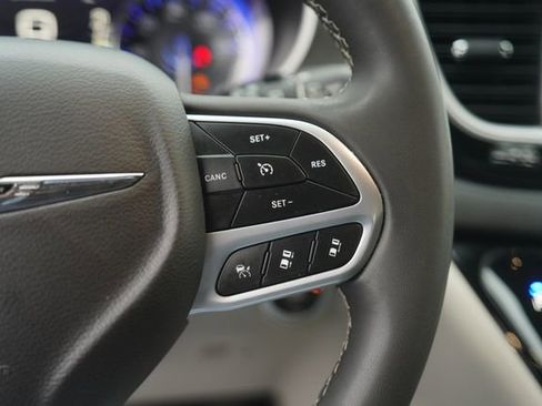 Used 2023 Chrysler Pacifica Touring-L FWD image 25