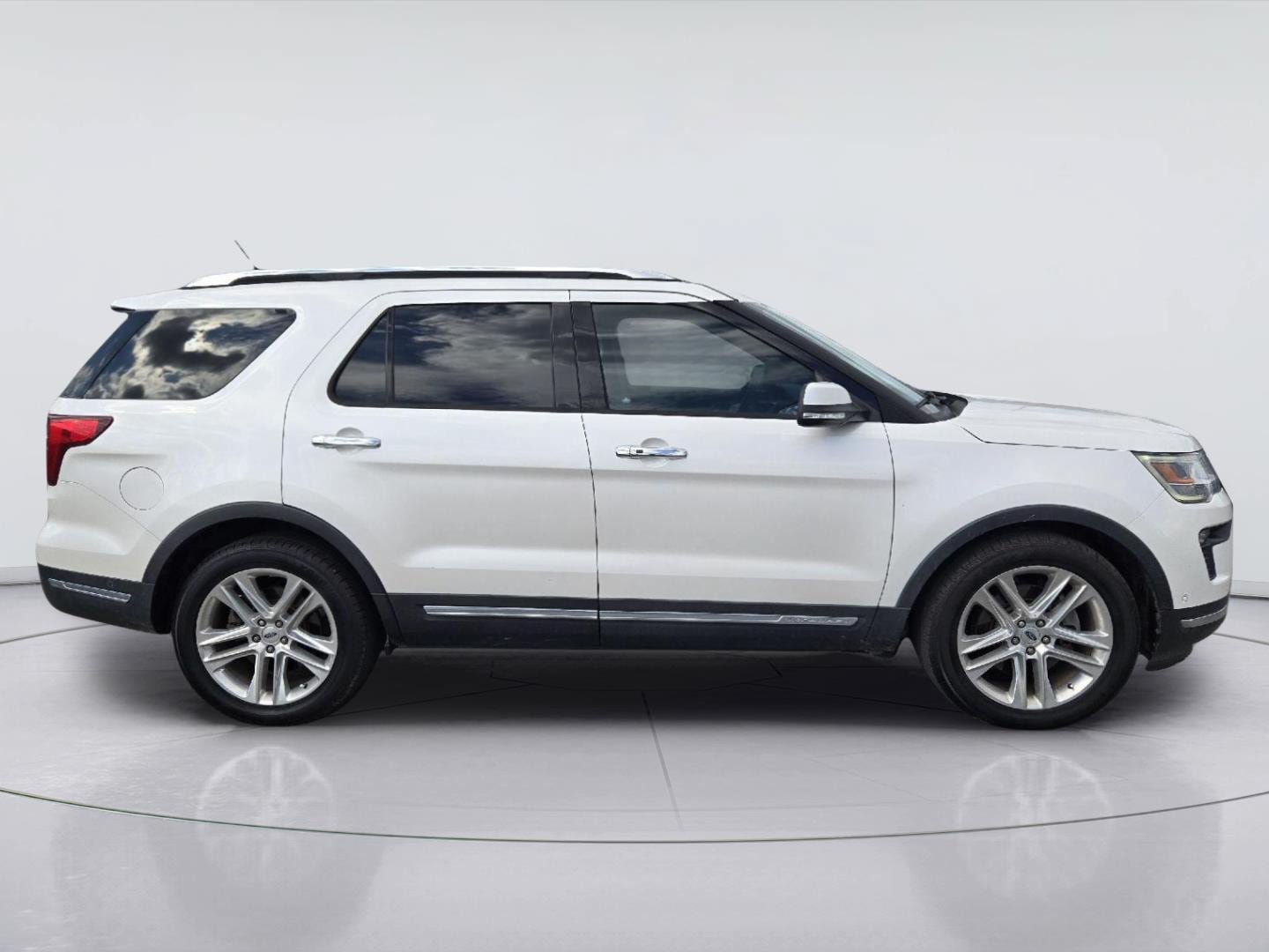 Used 2018 Ford Explorer Limited w/ Equipment Group 301A FWD image 4