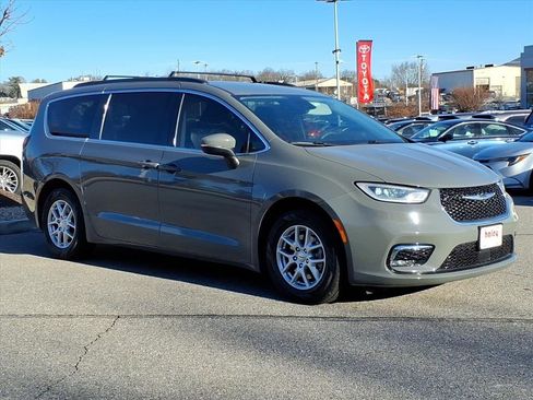Used 2023 Chrysler Pacifica Touring-L image 2
