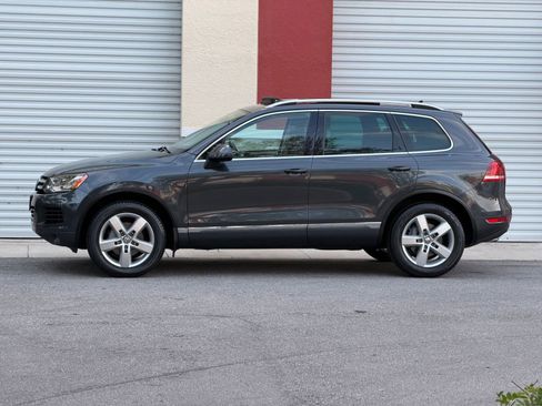 Used 2012 Volkswagen Touareg Sport AWD/4WD image 19