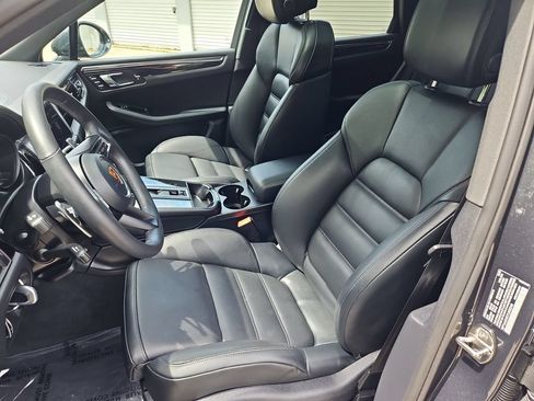 Certified 2026 Porsche Macan AWD/4WD image 5