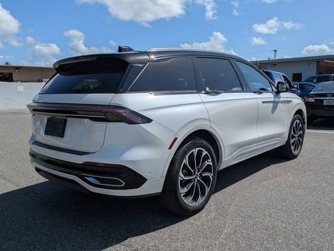 Used 2024 Lincoln Nautilus Reserve image 3