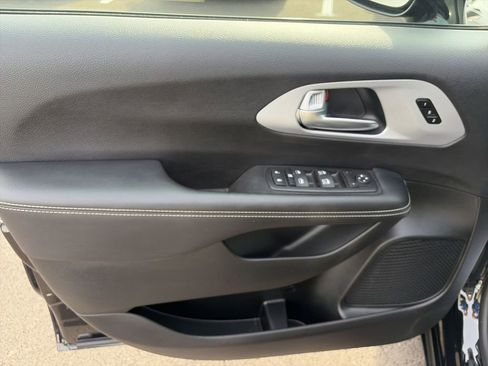 Used 2024 Chrysler Pacifica Touring-L w/ S Appearance Package image 13