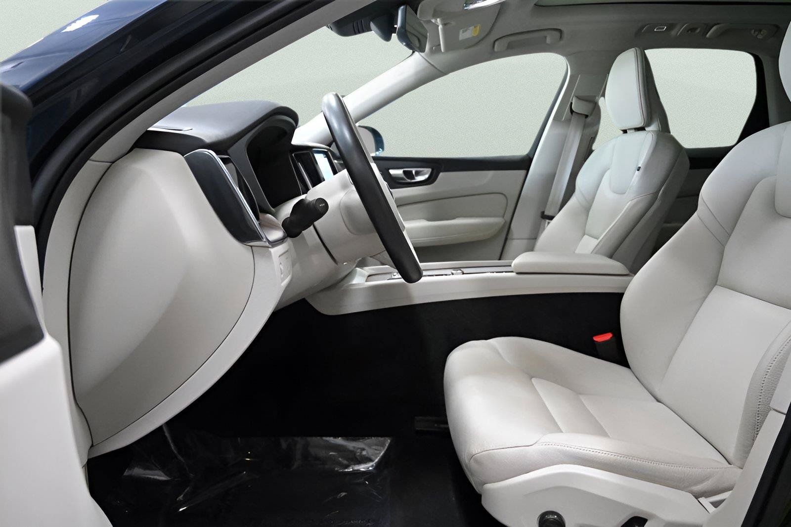 Used 2022 Volvo XC60 B5 Momentum w/ Protection Package AWD/4WD image 12