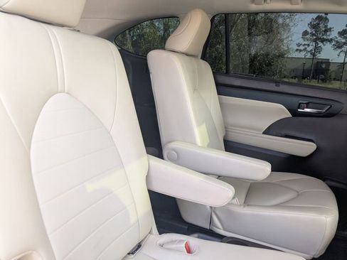 Used 2022 Toyota Highlander XLE image 31