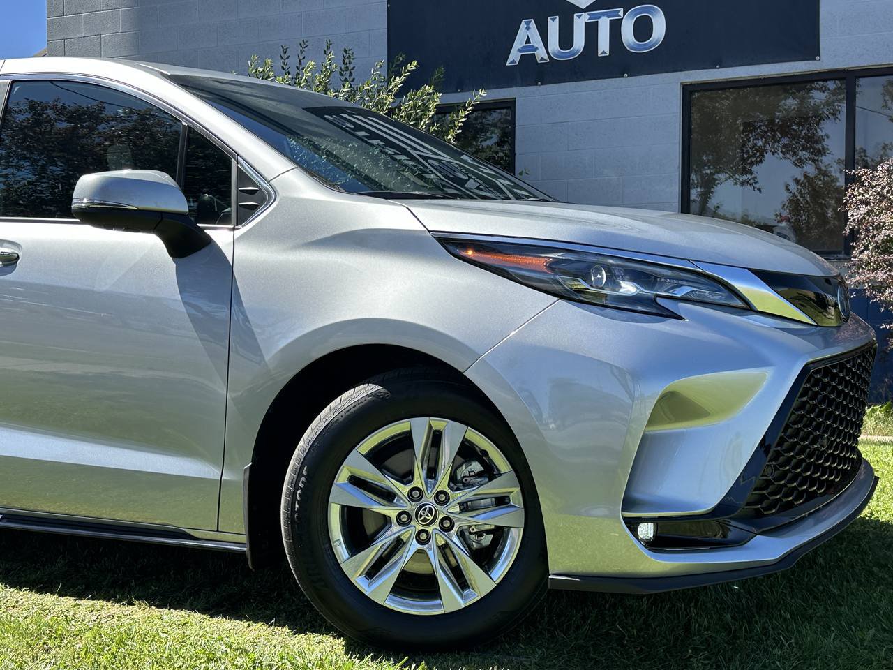 Used 2025 Toyota Sienna Platinum AWD/4WD image 3