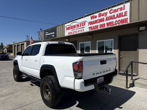 Used 2018 Toyota Tacoma TRD Off-Road w/ Technology Package AWD/4WD image 6
