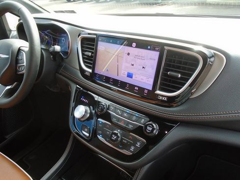 Certified 2024 Chrysler Pacifica Pinnacle image 17