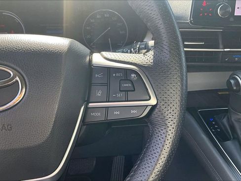 Used 2021 Toyota Sienna Limited image 19