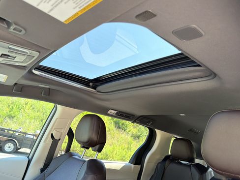 Used 2021 Toyota Sienna Platinum FWD image 32