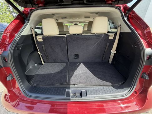 Used 2022 Toyota Highlander XLE FWD image 19