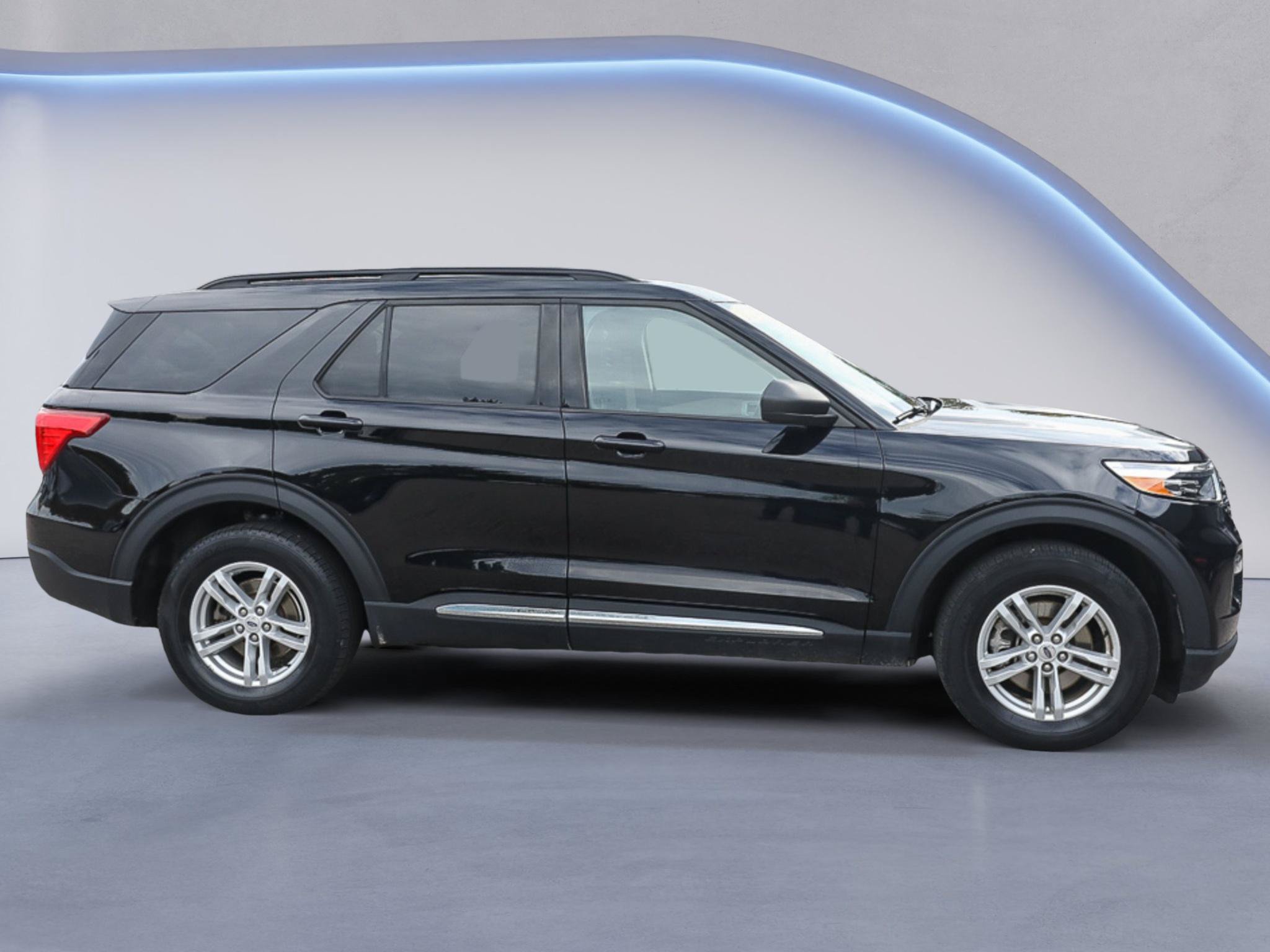 Certified 2023 Ford Explorer XLT w/ Equipment Group 202A AWD/4WD image 9