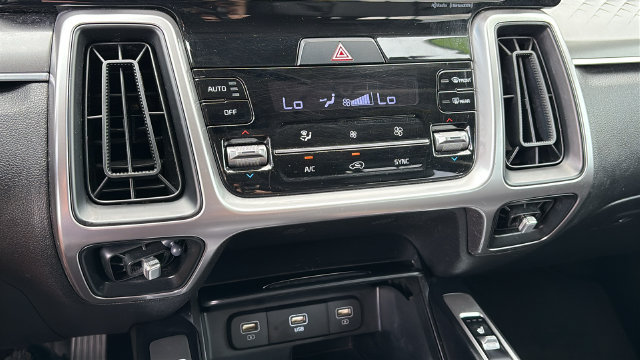 Used 2022 Kia Sorento S FWD image 19