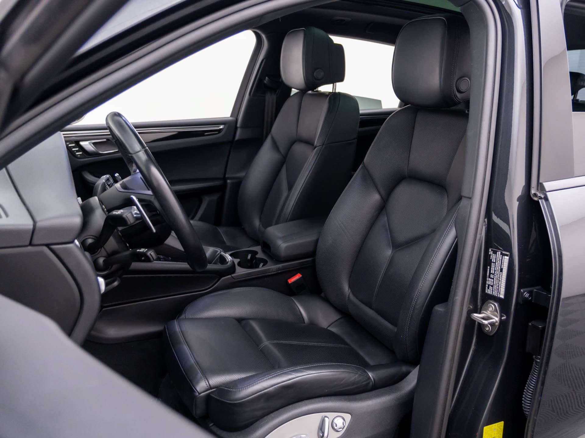 Used 2024 Porsche Macan AWD/4WD image 18