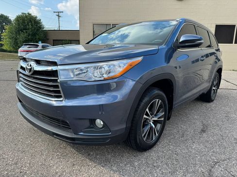Used 2016 Toyota Highlander XLE AWD/4WD image 3