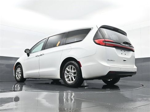 Used 2023 Chrysler Pacifica Touring-L image 24