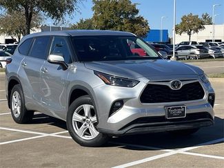Used 2023 Toyota Highlander LE video 2