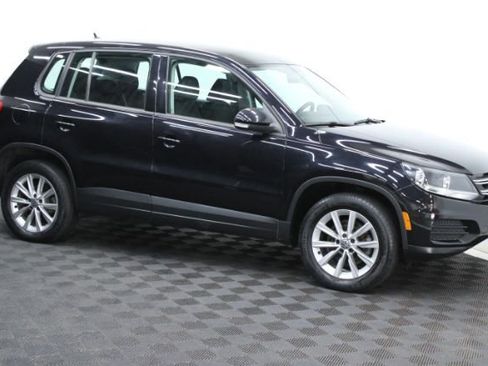 Used 2017 Volkswagen Tiguan Limited w/ Alloy Wheels Package image 3
