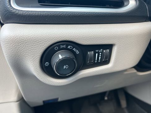 Used 2022 Chrysler Pacifica Touring-L image 34