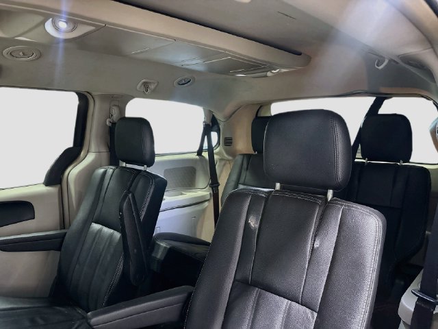 Used 2014 Chrysler Town & Country Touring FWD image 16