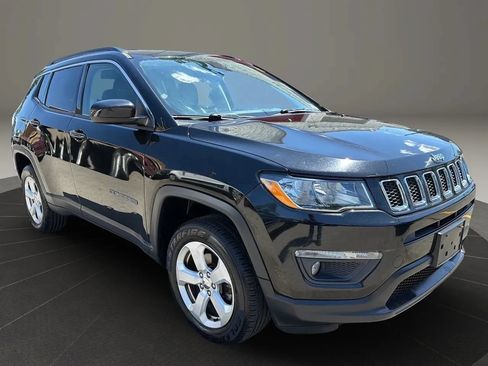 Used 2017 Jeep Compass Latitude w/ Popular Equipment Group AWD/4WD image 3
