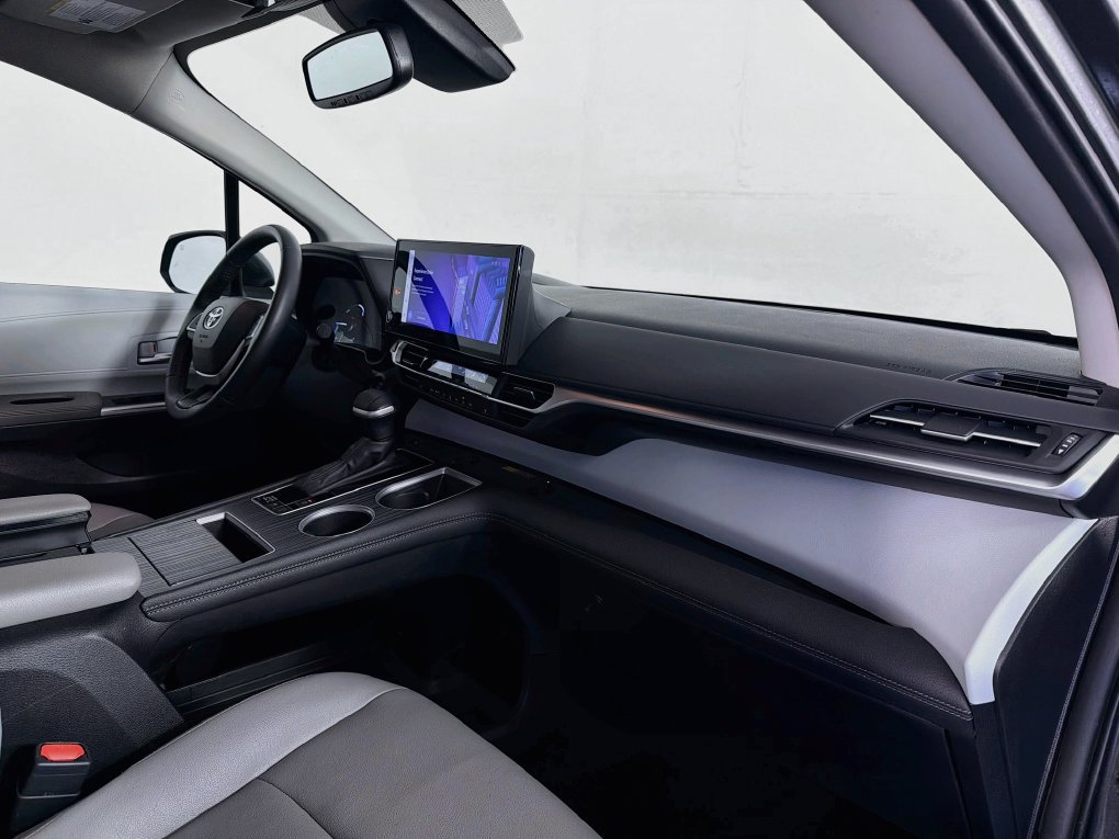 Used 2025 Toyota Sienna XLE FWD image 31