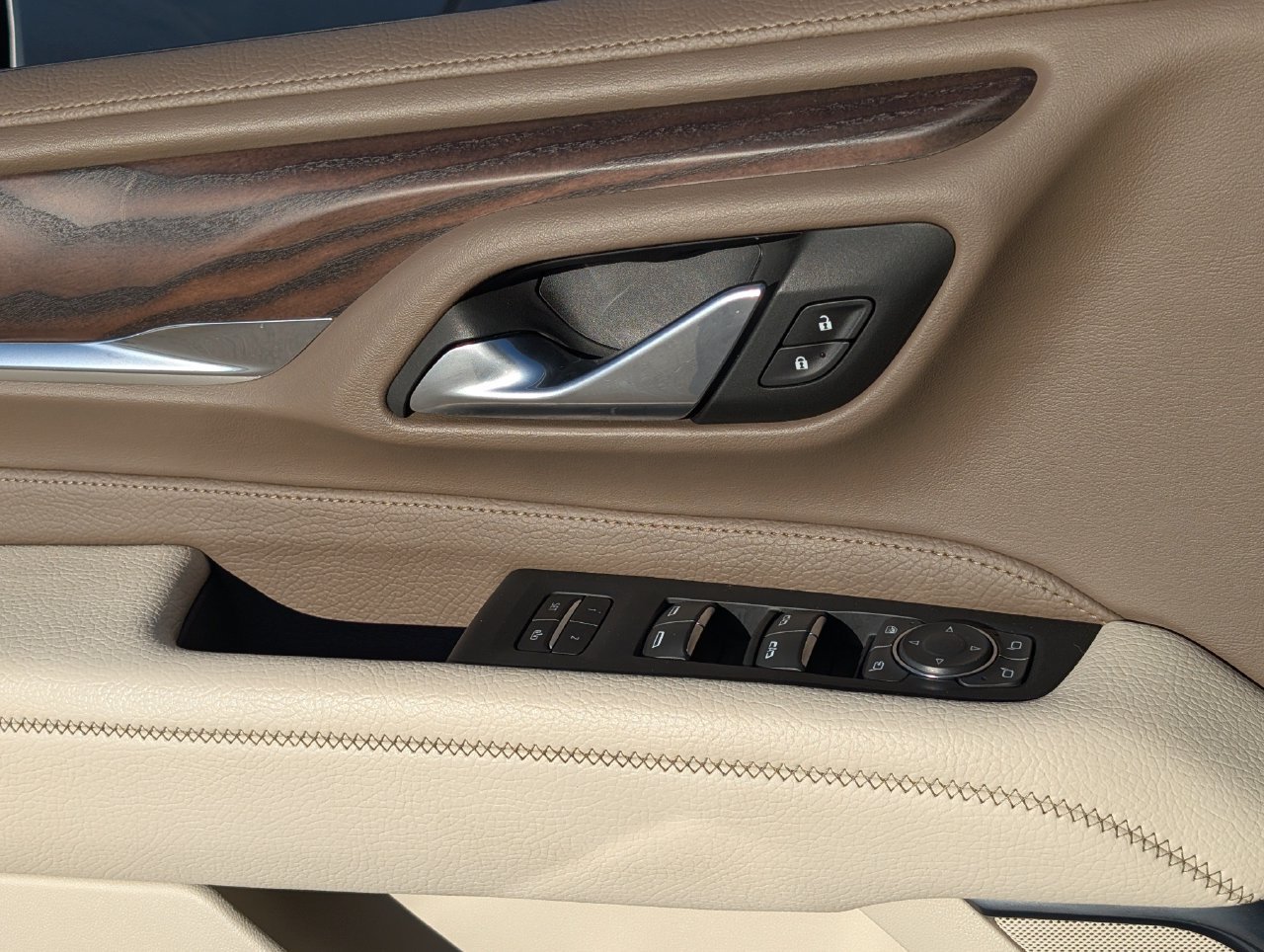 Used 2024 GMC Yukon Denali RWD image 23