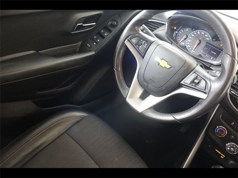 Used 2020 Chevrolet Trax LT w/ LT Convenience Package image 21