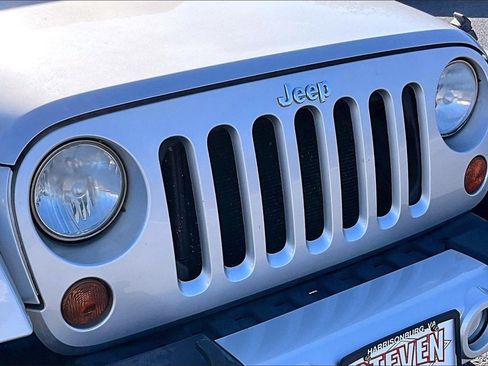 Used 2011 Jeep Wrangler Sahara image 27