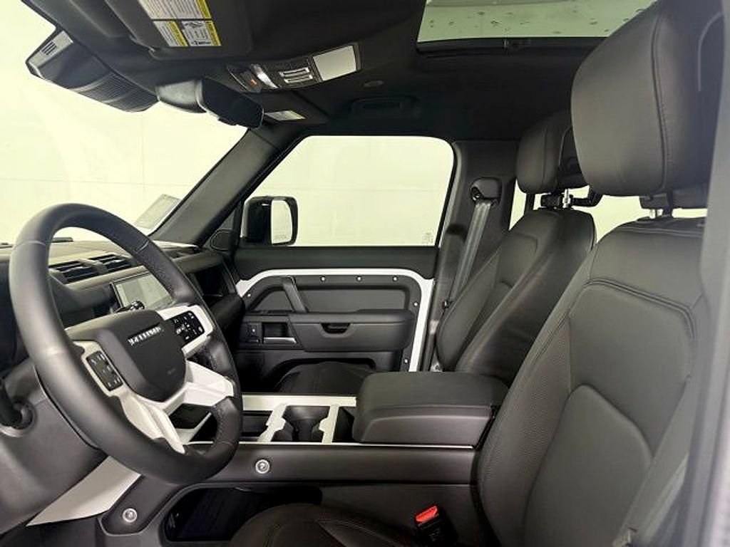 New 2025 Land Rover Defender 130 X-Dynamic SE AWD/4WD image 28