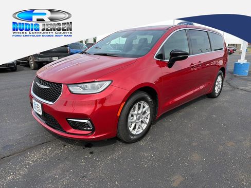 Used 2025 Chrysler Pacifica Select FWD image 1