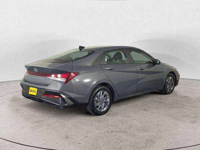 Used 2024 Hyundai Elantra SEL FWD image 5