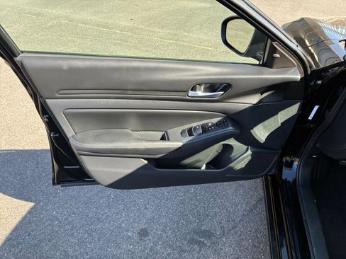Used 2025 Nissan Altima 2.5 SV FWD image 18