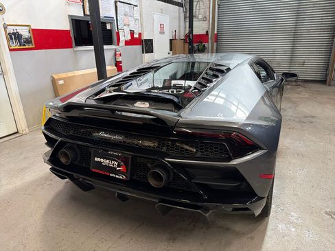Used 2021 Lamborghini Huracan EVO image 7