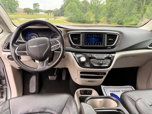 Used 2018 Chrysler Pacifica Touring-L FWD image 12