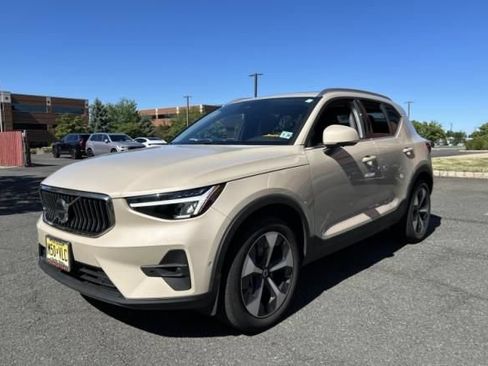 Used 2025 Volvo XC40 B5 Plus AWD/4WD image 2